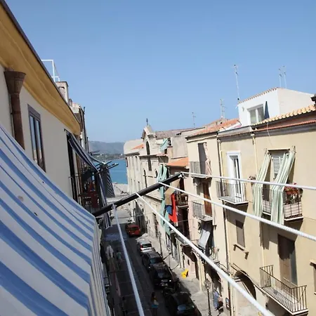 Gabbiano Чефалу